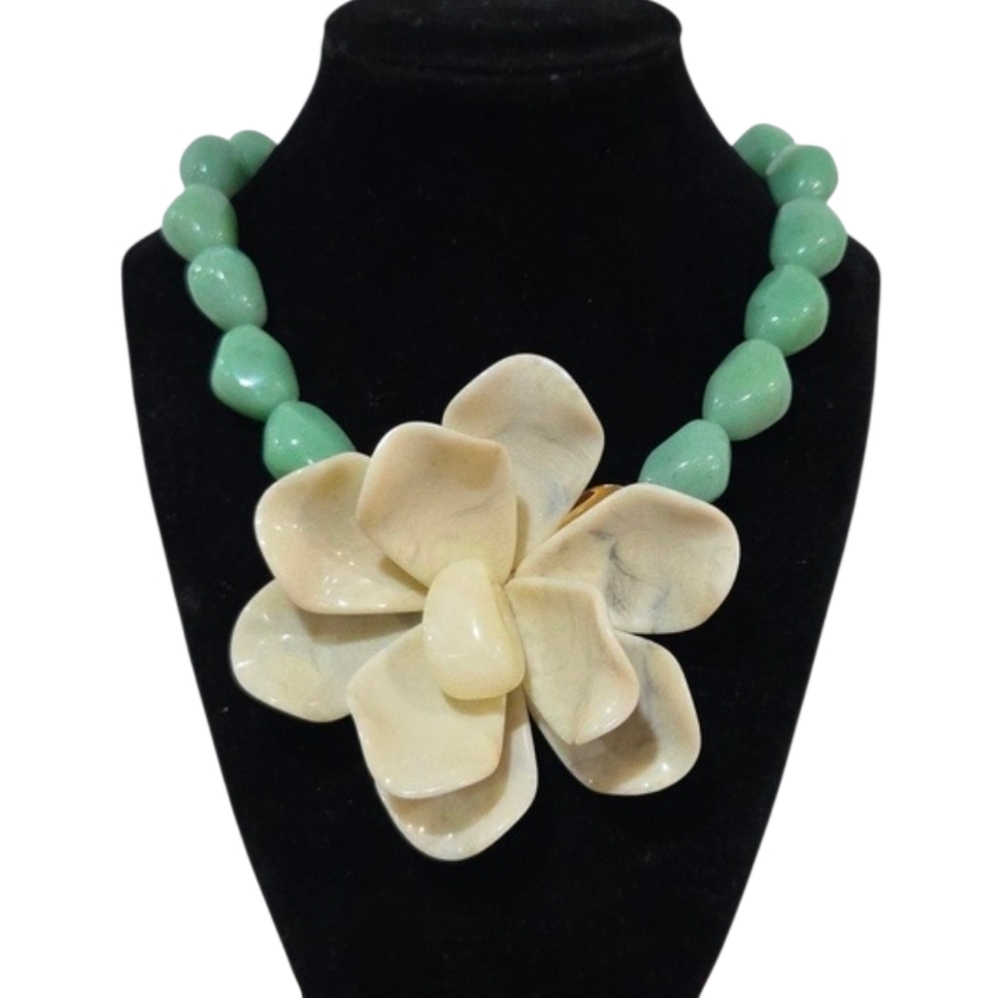 💚🔹️Piper K 🔹️Elegant Green  Beaded and Cream Floral Pendant  17in Necklace